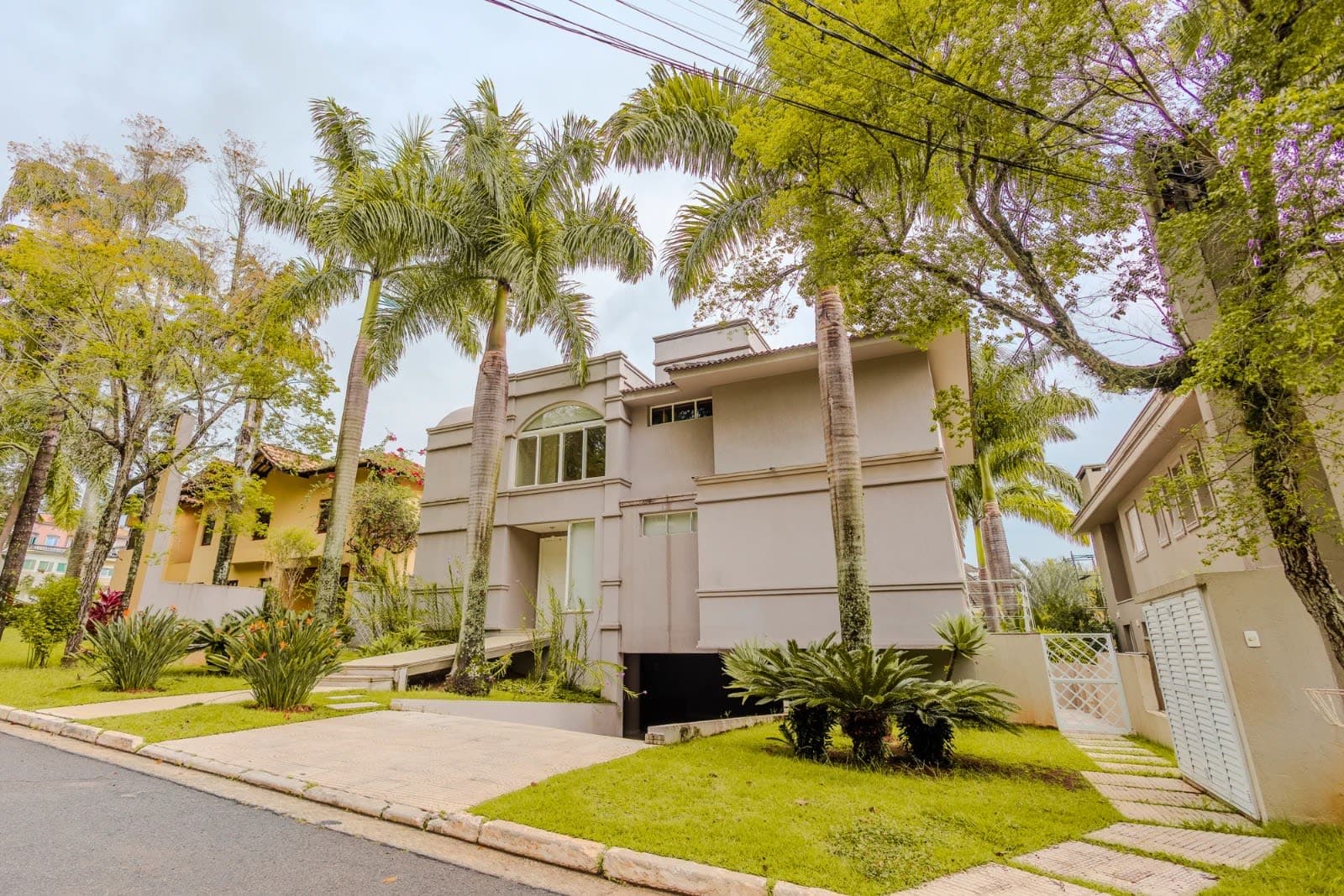 Mansão Exclusiva no Tamboré 3 | 700 m² de Sofisticação e Conforto
